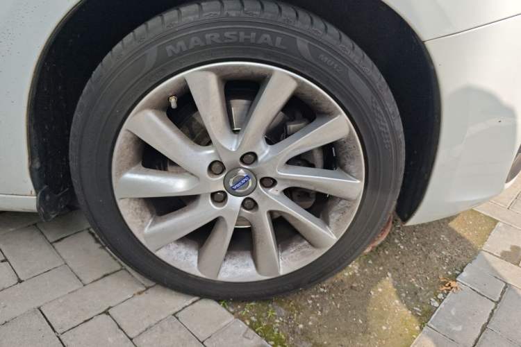 Used Volvo S60 2015 S60L 2.0T Zhiyuan Edition Right Front Wheel Hub