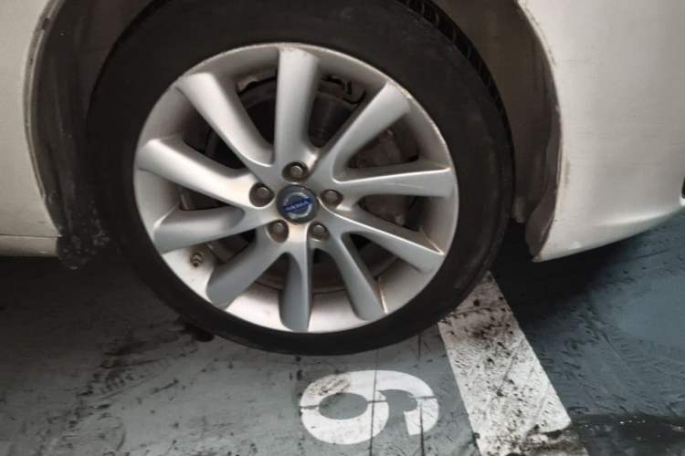 Used Volvo S60 2015 S60L 2.0T Zhiyuan Edition Right Front Wheel Hub