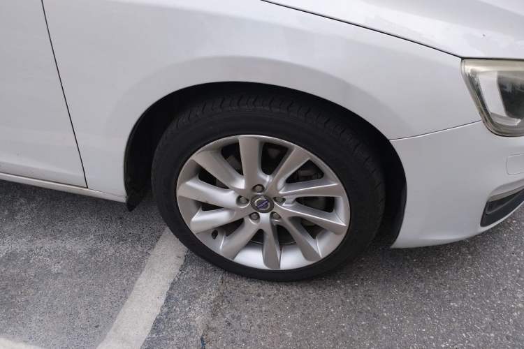 Used Volvo S60 2015 S60L 2.0T Zhiyuan Edition Right Front Wheel Hub