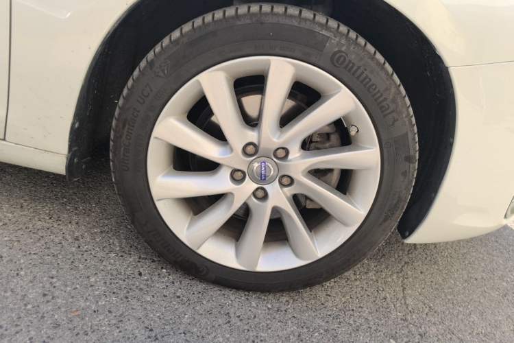 Used Volvo S60 2015 S60L 2.0T Zhiyuan Edition Right Front Wheel Hub