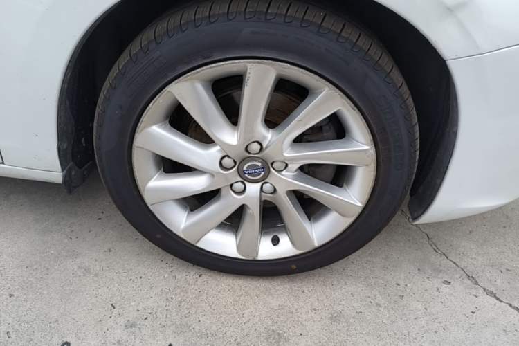 Used Volvo S60 2015 S60L 2.0T Zhiyuan Edition Right Front Wheel Hub