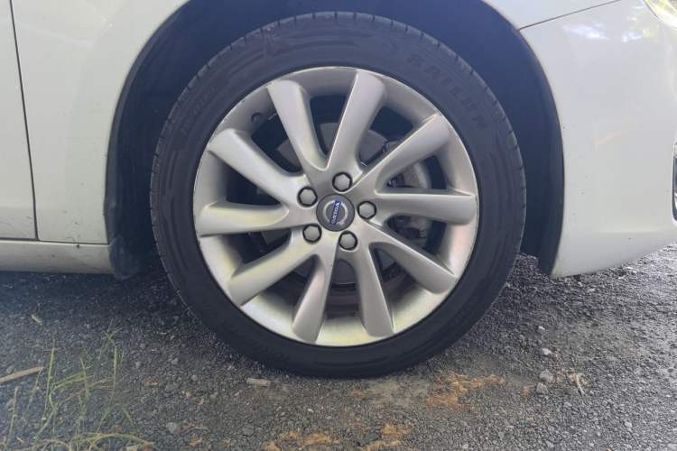 Used Volvo S60 2015 S60L 2.0T Zhiyuan Edition Right Front Wheel Hub