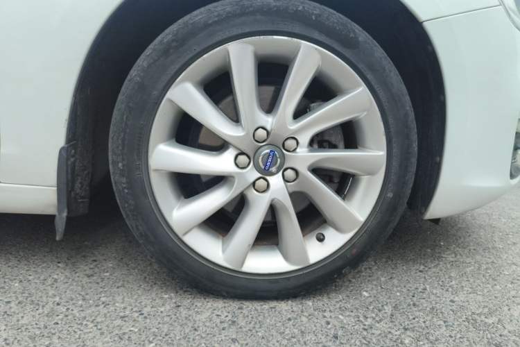 Used Volvo S60 2015 S60L 2.0T Zhiyuan Edition Right Front Wheel Hub
