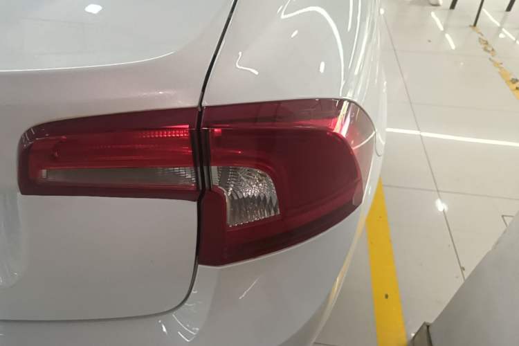 Used Volvo S60 2015 S60L 2.0T Zhiyuan Edition Right Rear Taillight