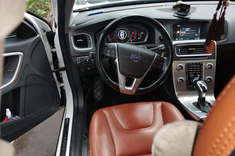 Used Volvo S60 2015 S60L 2.0T Zhiyuan Edition Steering Wheel