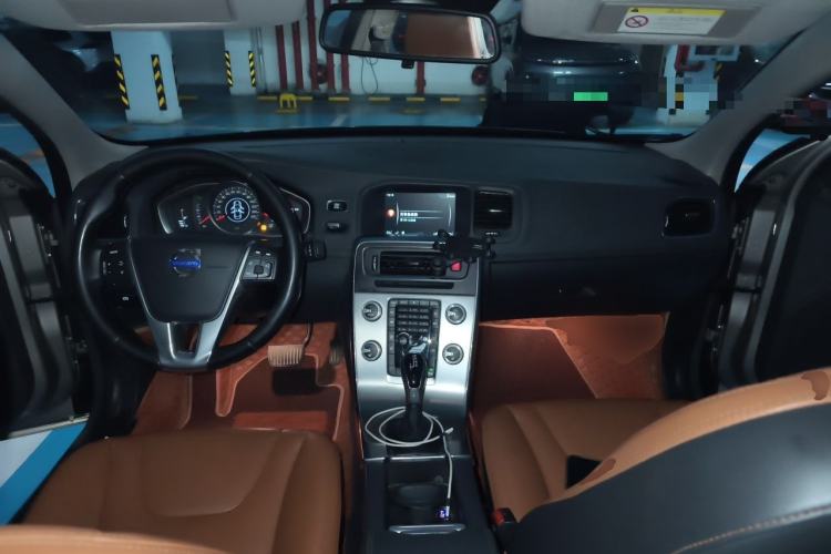 Used Volvo S60 2015 S60L 2.0T Zhiyuan Edition Center Console