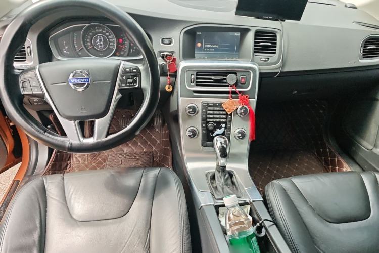 Used Volvo S60 2015 S60L 2.0T Zhiyuan Edition Center Console