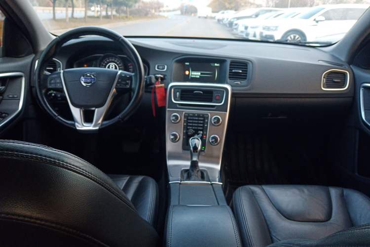 Used Volvo S60 2015 S60L 2.0T Zhiyuan Edition Center Console
