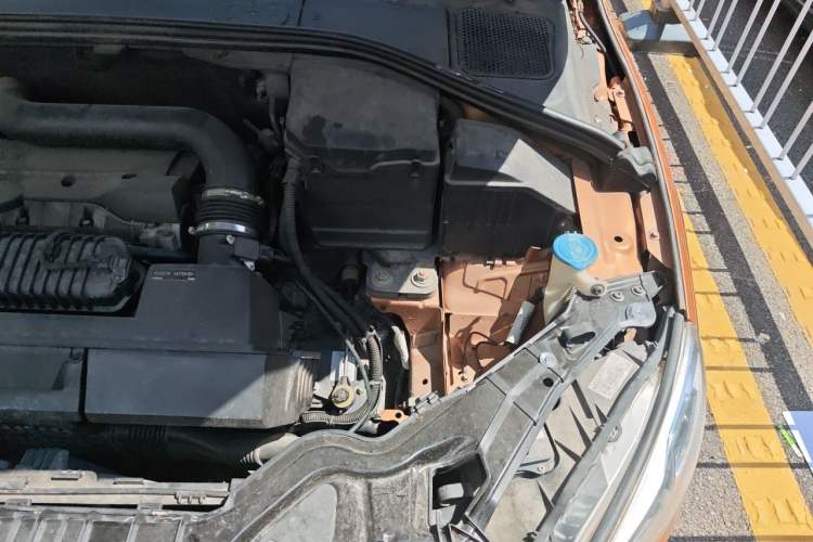 Used Volvo S60 2015 S60L 2.0T Zhiyuan Edition Engine Bay Left