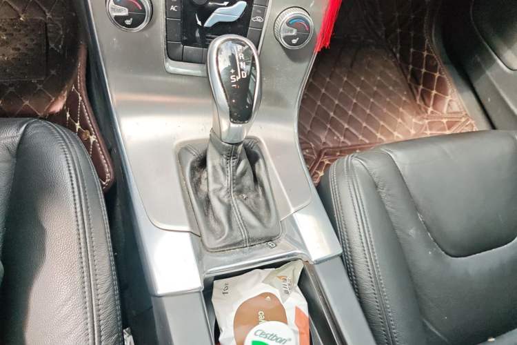 Used Volvo S60 2015 S60L 2.0T Zhiyuan Edition Gear Lever