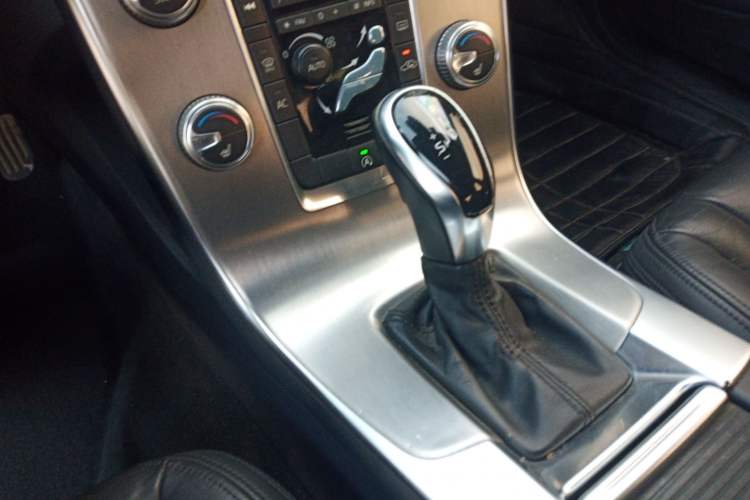 Used Volvo S60 2015 S60L 2.0T Zhiyuan Edition Gear Lever