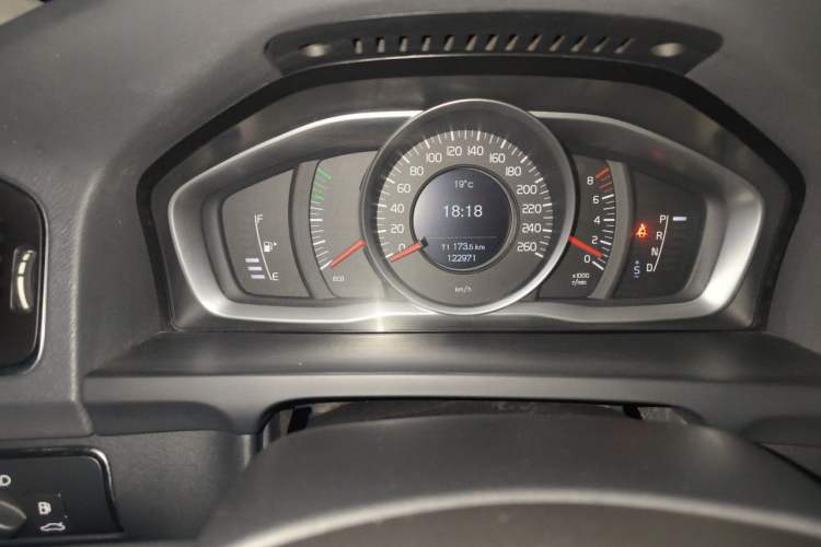 Used Volvo S60 2015 S60L 2.0T Zhiyuan Edition Odometer Close Up