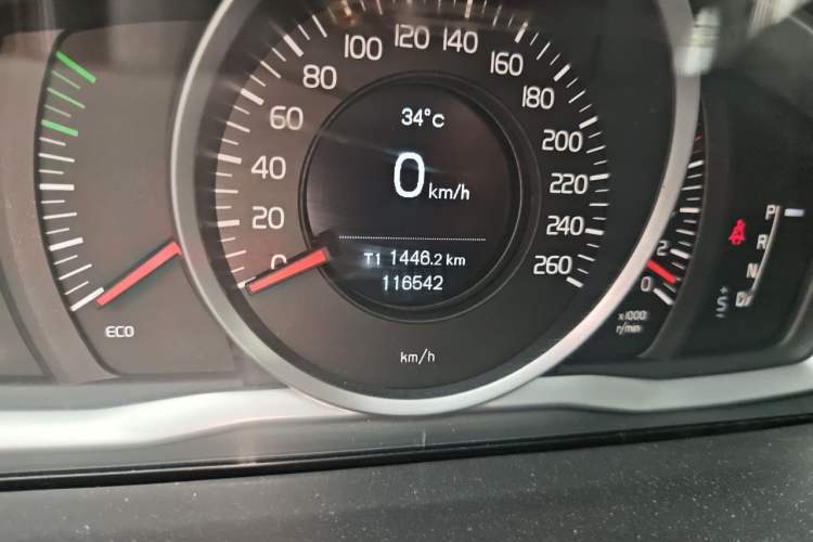 Used Volvo S60 2015 S60L 2.0T Zhiyuan Edition Odometer Close Up