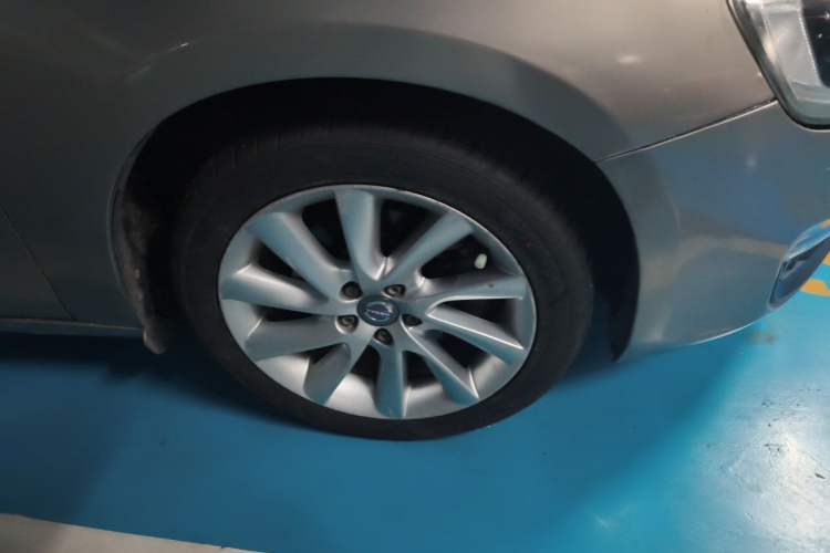 Used Volvo S60 2015 S60L 2.0T Zhiyuan Edition Right Front Wheel Hub