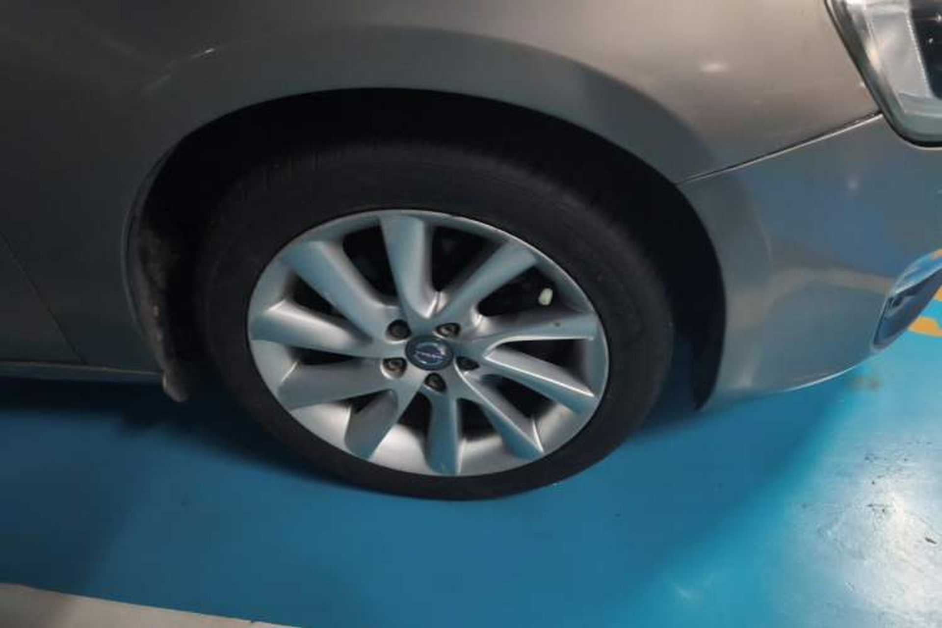 Used Volvo S60 2015 S60L 2.0T Zhiyuan Edition Right Front Wheel Hub