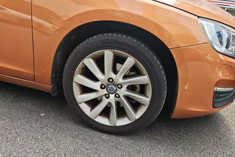 Used Volvo S60 2015 S60L 2.0T Zhiyuan Edition Right Front Wheel Hub