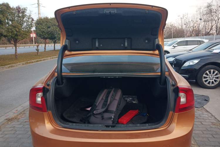 Used Volvo S60 2015 S60L 2.0T Zhiyuan Edition Trunk