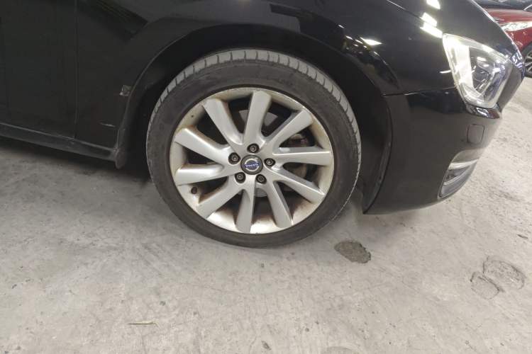 Used Volvo S60 2016 S60L T4 Zhiyuan Edition Right Front Wheel Hub