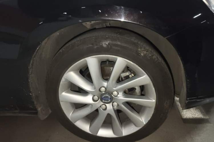 Used Volvo S60 2016 S60L T4 Zhiyuan Edition Right Front Wheel Hub