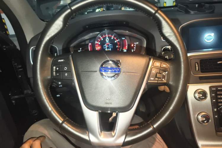 Used Volvo S60 2016 S60L T4 Zhiyuan Edition Steering Wheel