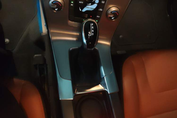Used Volvo S60 2016 S60L T4 Zhiyuan Edition Gear Lever