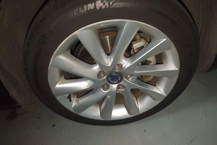 Used Volvo S60 2016 S60L T4 Zhiyuan Edition Right Front Wheel Hub