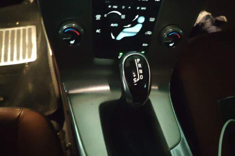 Used Volvo S60 2016 S60L T4 Zhiyuan Edition Gear Lever