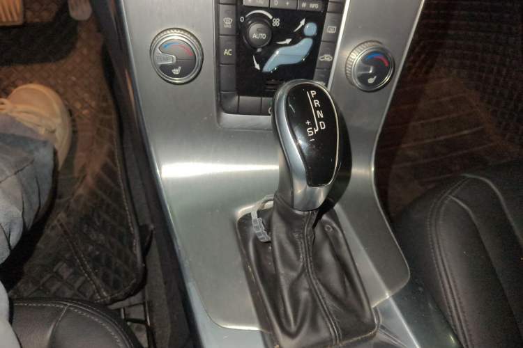 Used Volvo S60 2016 S60L T4 Zhiyuan Edition Gear Lever