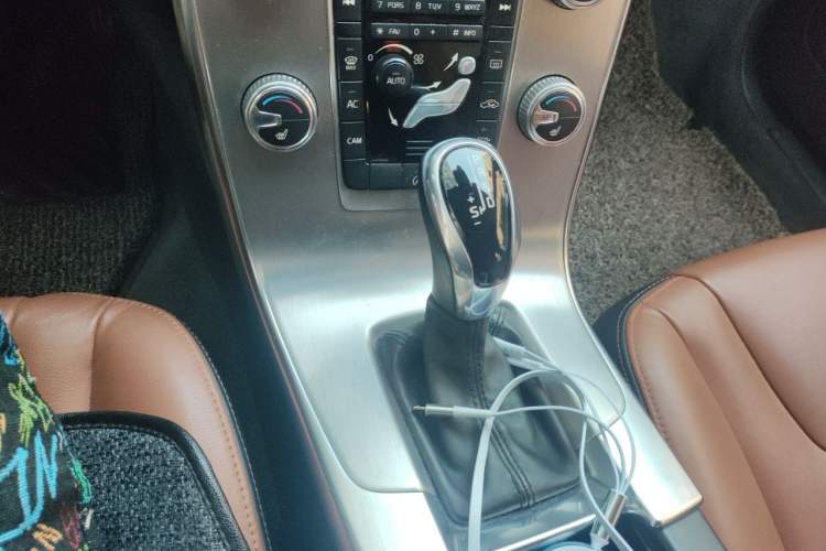 Used Volvo S60 2016 S60L T4 Zhiyuan Edition Gear Lever
