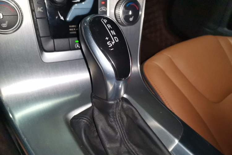 Used Volvo S60 2016 S60L T4 Zhiyuan Edition Gear Lever