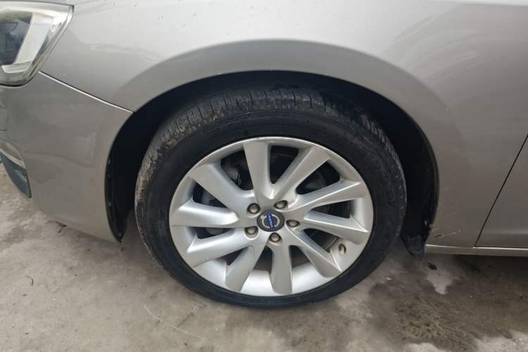 Used Volvo S60 2016 S60L T4 Zhiyuan Edition Left Front Wheel Hub