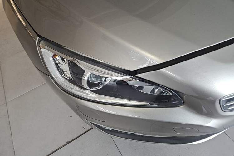 Used Volvo S60 2016 S60L T4 Zhiyuan Edition Right Front Headlight