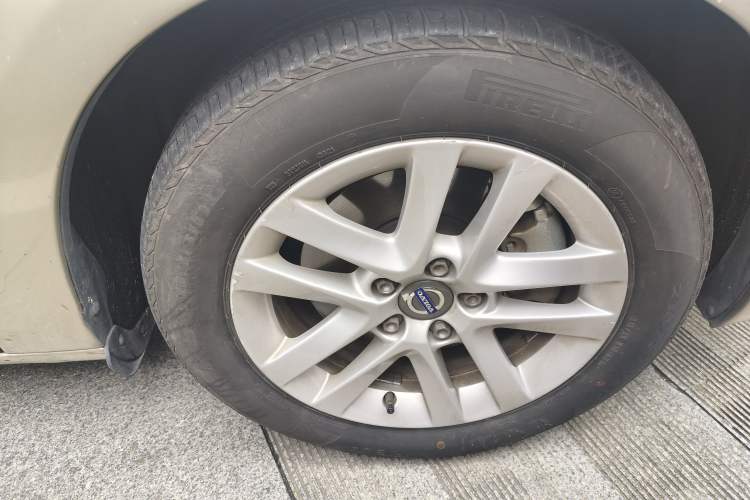 Used Volvo S60 2016 S60L T3 Smart Drive Edition Right Front Wheel Hub