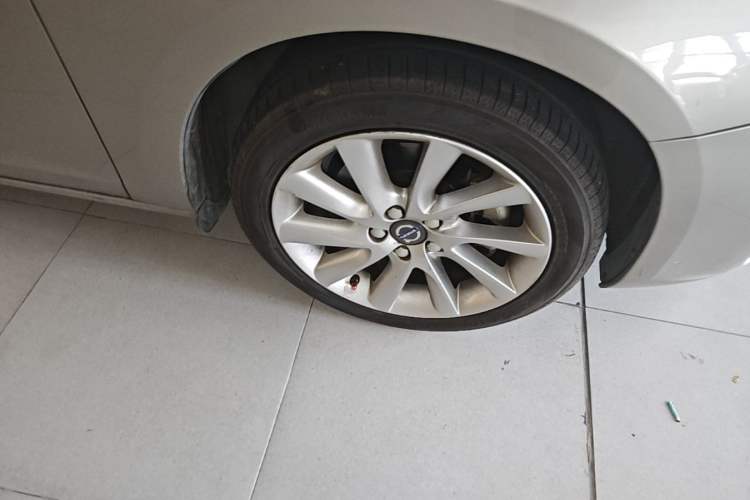 Used Volvo S60 2016 S60L T4 Zhiyuan Edition Right Front Wheel Hub