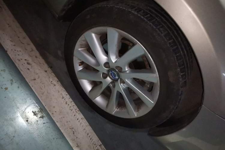 Used Volvo S60 2016 S60L T4 Zhiyuan Edition Right Front Wheel Hub