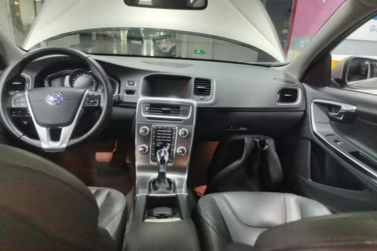 Used Volvo S60 2016 S60L T5 Intelligent Drive Edition Audio And AC Panel