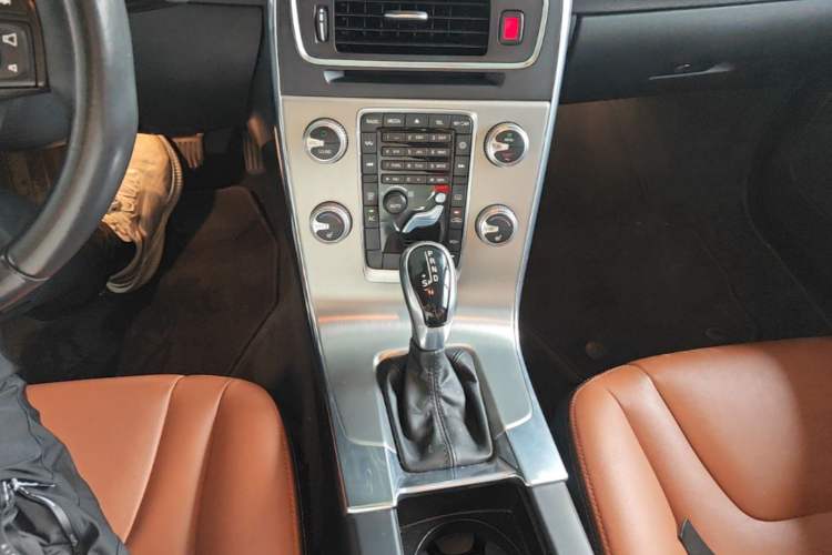 Used Volvo S60 2016 S60L T4 Zhiyuan Edition Gear Lever