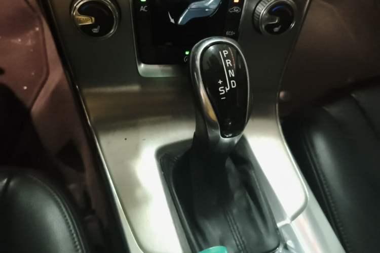 Used Volvo S60 2016 S60L T4 Zhiyuan Edition Gear Lever
