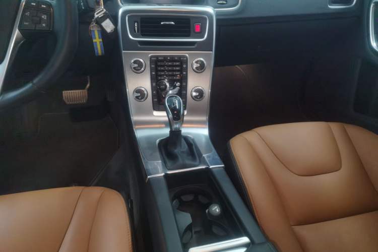 Used Volvo S60 2016 S60L T4 Zhiyuan Edition Gear Lever