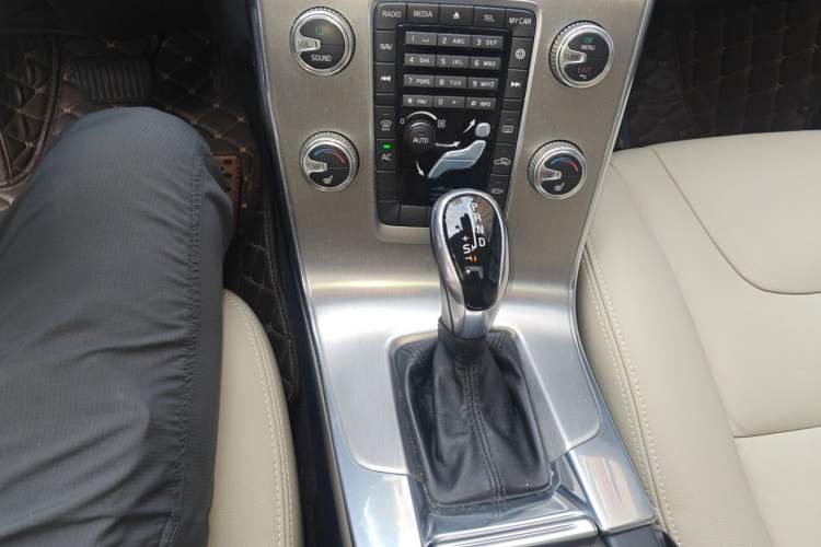 Used Volvo S60 2016 S60L T4 Zhiyuan Edition Gear Lever