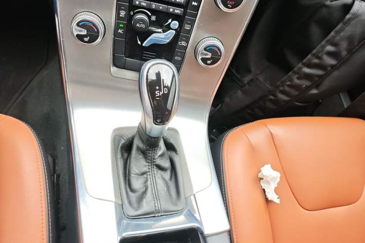 Used Volvo S60 2016 S60L T4 Zhiyuan Edition Gear Lever
