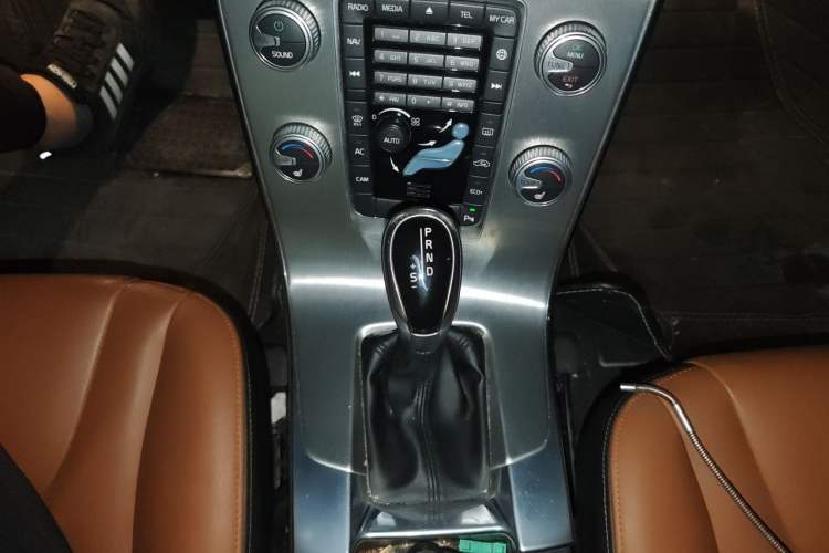 Used Volvo S60 2016 S60L T4 Zhiyuan Edition Gear Lever
