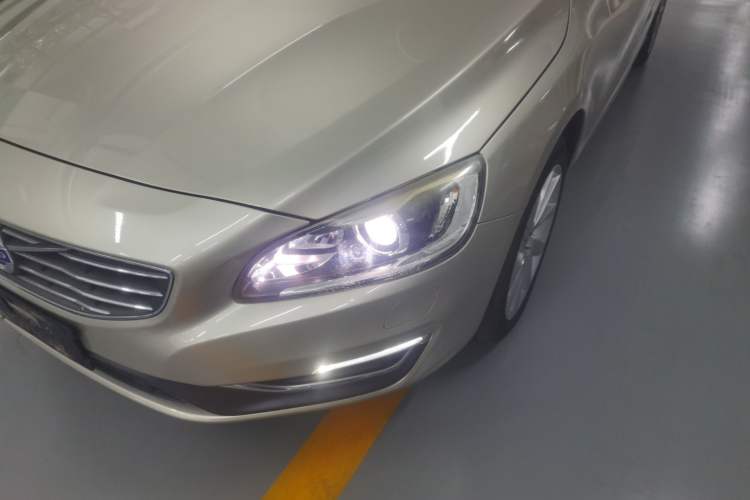Used Volvo S60 2016 S60L T4 Zhiyuan Edition Left Front Headlight