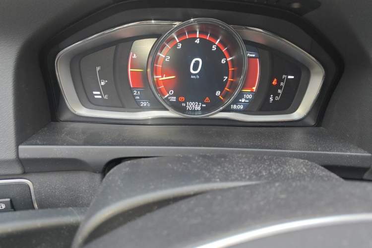 Used Volvo S60 2016 S60L T4 Zhiyuan Edition Odometer Close Up