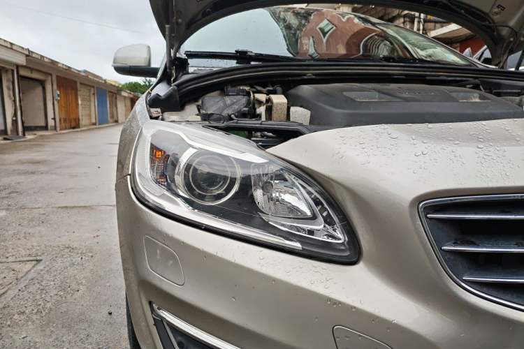 Used Volvo S60 2016 S60L T4 Zhiyuan Edition Right Front Headlight