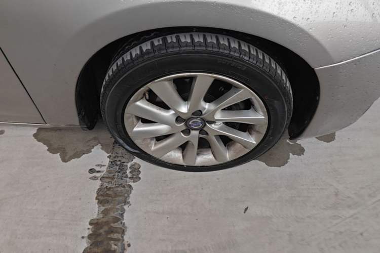 Used Volvo S60 2016 S60L T4 Zhiyuan Edition Right Front Wheel Hub
