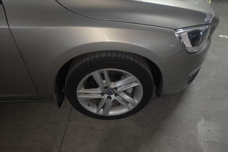 Used Volvo S60 2016 S60L T5 Intelligent Drive Edition Right Front Wheel Hub