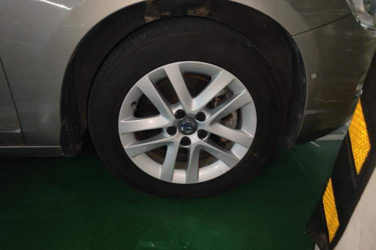 Used Volvo S60 2016 S60L T3 Smart Drive Edition Right Front Wheel Hub