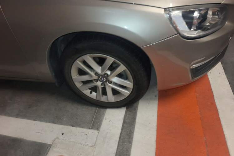 Used Volvo S60 2016 S60L T3 Smart Drive Edition Right Front Wheel Hub