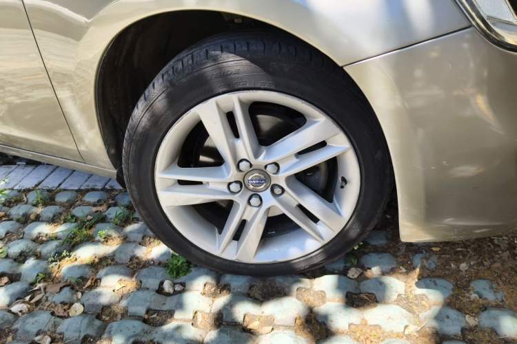 Used Volvo S60 2016 S60L T5 Intelligent Drive Edition Right Front Wheel Hub